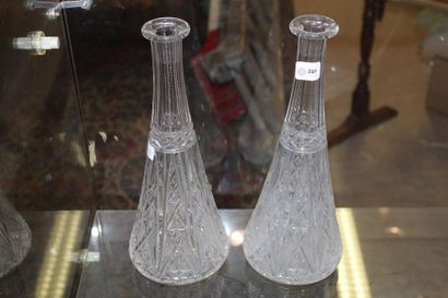 Deux carafes à décanter en cristal à décor...