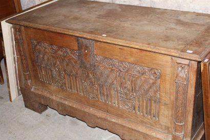 Coffre en chêne mouluré sculpté dans le goût...