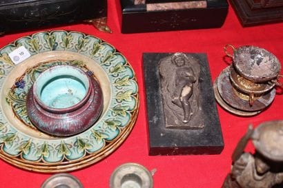 Trois assiettes en barbotine à décor végétal...
