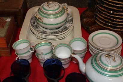 Six assiettes à images en faïence Creil et...