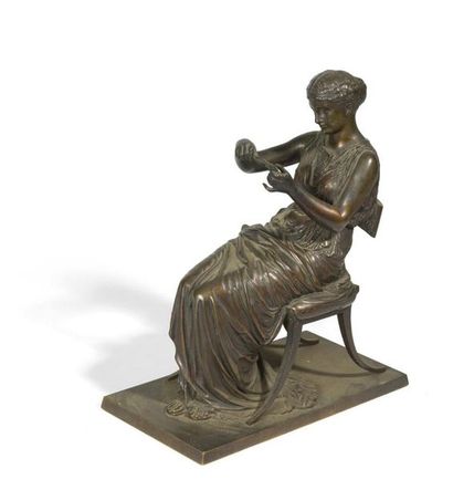 FIGURE DE FEMME ANTIQUE ASSISE SUR UNE CHAISE...
