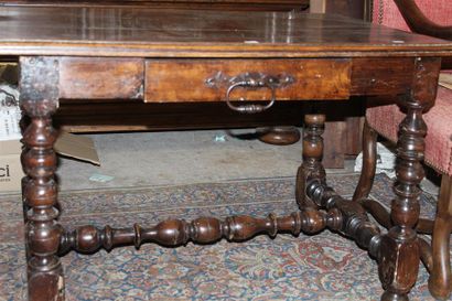 Table à écrire en noyer mouluré, ouvre à...