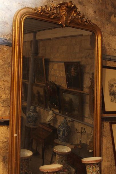 Miroir rectangulaire, cadre en bois et stuc...