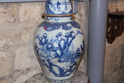 Grande potiche en porcelaine décor bleu/blanc...