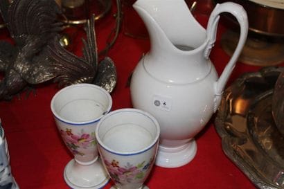 Pichet en porcelaine blanche à décor de palmettes...