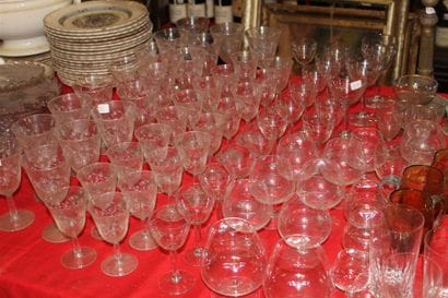 Ensemble d'environ 35 verres à pied en verre...