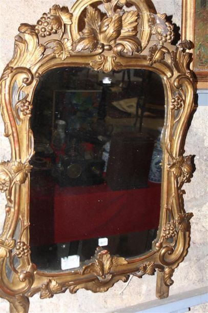Miroir cadre en bois et stuc doré à décor...