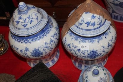 Paire de petites potiches en porcelaine,...