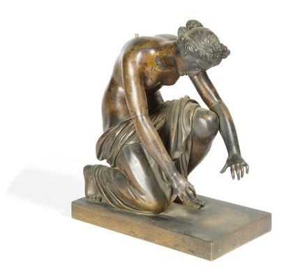 FIGURE DE FEMME ANTIQUE EN BRONZE A PATINE...