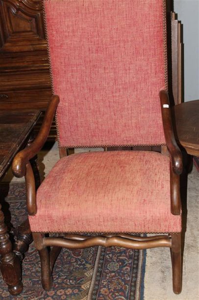 Paire de fauteuils à haut dossier en noyer,...