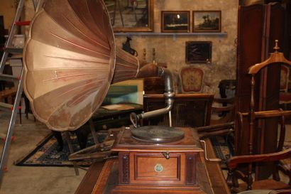 Phonographe, caisse en noyer teinté et pavilllon...