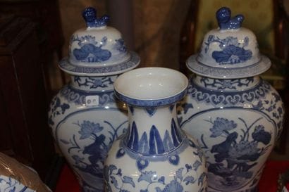 Paire de potiches en porcelaine à décor bleu/blanc...
