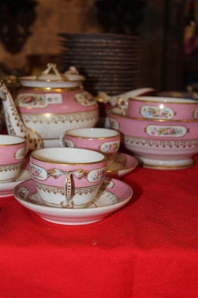 Partie de service à thé en porcelaine, décor...