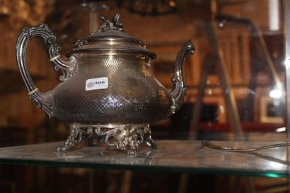 Théière en argent poinçon Minerve, décor...