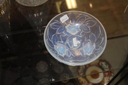 Coupe en verre moulé opalescent signé Muller...