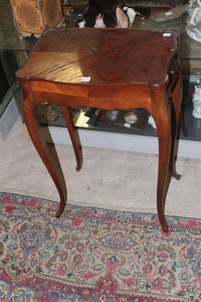 Table volante en bois de placage, pieds galbés,...