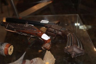 Pistolet à percussion, crosse en bois sculpté,...