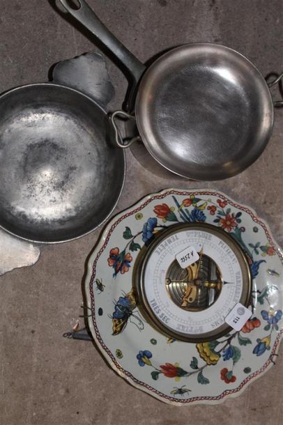 Assiette en faïence de Rouen à décor de corne...
