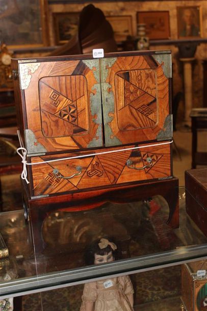 Petit meuble bijoutier en bois exotique et...