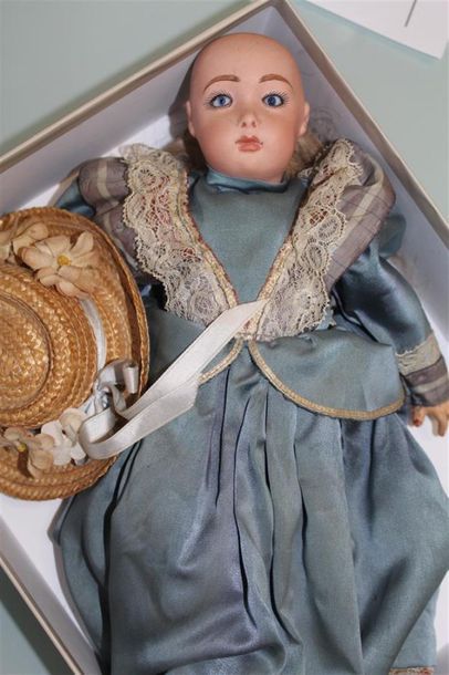 Poupée JUMEAU, tête en porcelaine, yeux bleus...