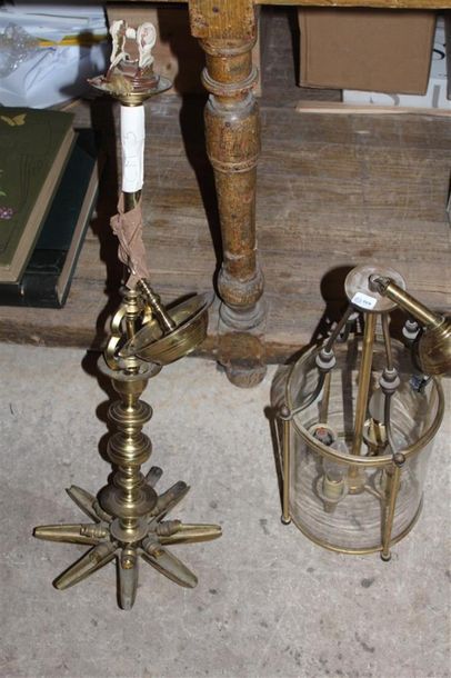 Lustre en bronze doré. On y joint une lanterne...