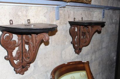 Paire de consoles d'applique en chêne sculpté...