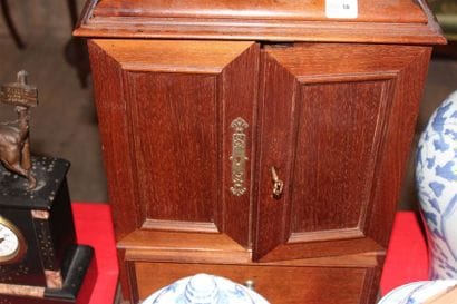 Meuble de poupée en acajou ouvrant à deux...
