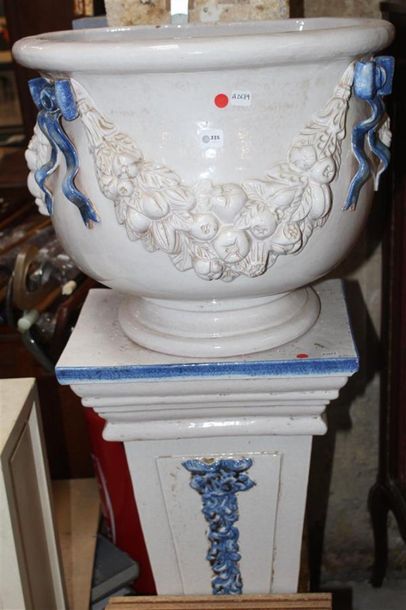 Paire de gaines et caches-pots en céramique...