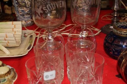 Quatre verres à whisky en cristal moulé....