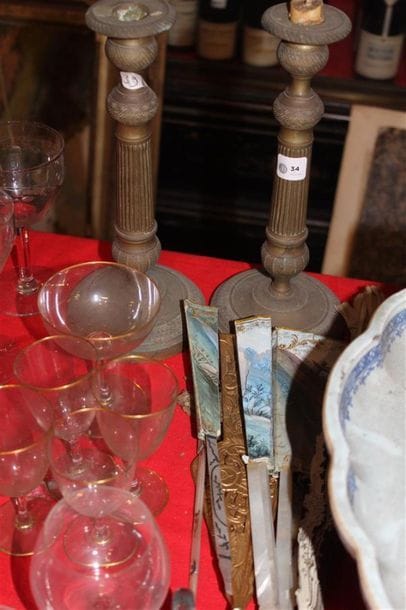 Paire de bougeoirs en laiton de style Restauration....