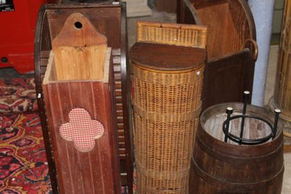 Ensemble de six panières en bois et osier....