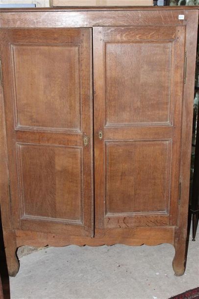 Meuble d'encoignure en chêne mouluré ouvre...