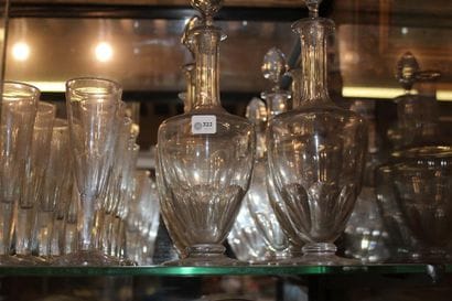 Treize flûtes à champagne en cristal, décor...