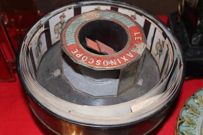 Praxinoscope en tôle, piètement en bois tourné....