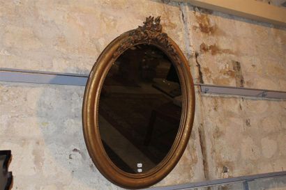 Miroir oval cadre bois et stuc doré, décor...