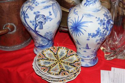 Paire de potiches en faience décor en camaieu...