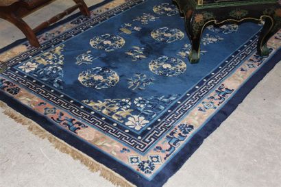 Tapis en laine décor dans le goût de l'Extrême-Orient...
