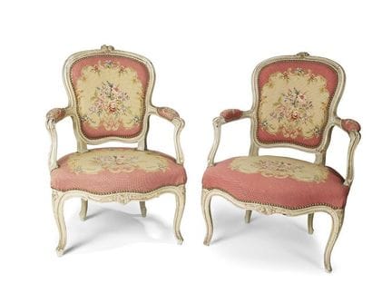 Paire de fauteuils en bois peint et sculpté,...