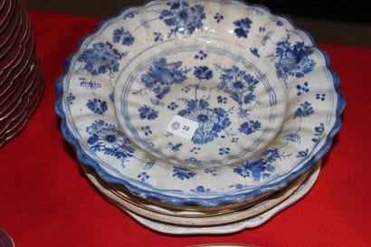 Quatre assiettes en faïence régionale XIXe...