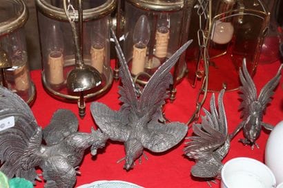 Deux paires de coqs de table en métal argenté....