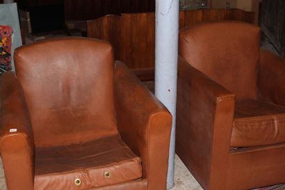 Paire de fauteuils Club en simili cuir marron,...