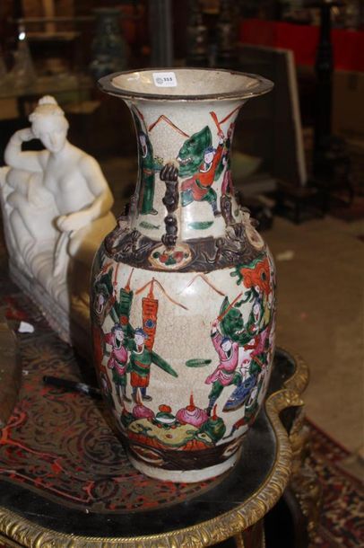 Vase en Nankin à décor tournant de scène...
