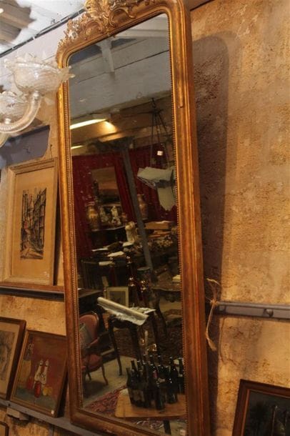 Miroir avec cadre en bois et stuc doré, décor...
