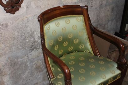 Fauteuil en acajou sculpté, accotoirs au...