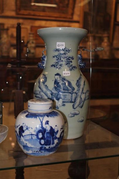 Vase en porcelaine à décor blanc/bleu d'un...