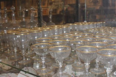Important service de verres en verre à réhauts...