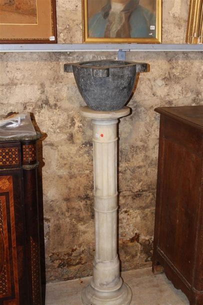 Colonne en albâtre, fût à cannelure. Hauteur...