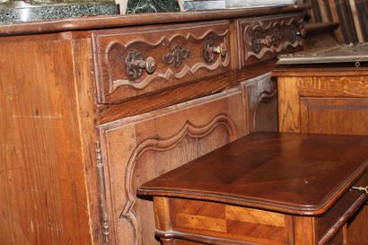 Buffet à hauteur d'appuie en chêne mouluré...