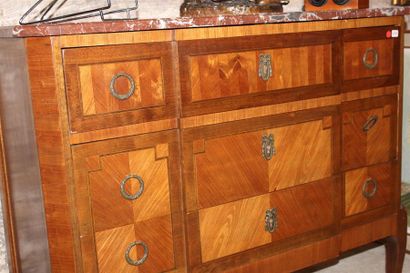 Commode en bois de placage à décor marqueté...