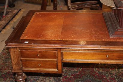 Bureau plat en noyer mouluré teinté ouvrant...
